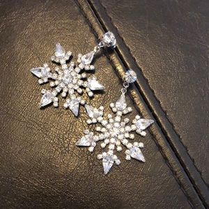 Snowflake dangle earring